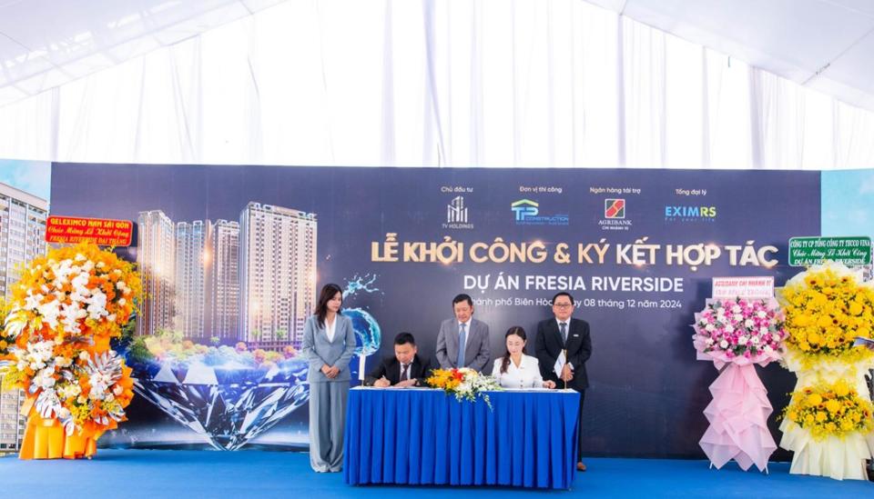 Nghi thức ký kết hợp tác giữa chủ đầu tư TV Holdings và Tổng đại lý tiếp thị phân phối EximRS.