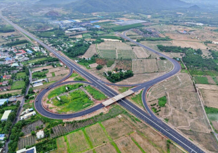Cả thị trường địa ốc phía Đông Tp.HCM trở lại chặng đua cuối năm: Hạ tầng bám sát tiến độ, doanh nghiệp tận dụng thời cơ tăng tốc sản phẩm