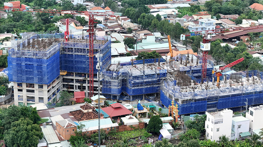 Tháp R1 đang thi công tầng 12, tháp R2 - R3 đang thi công tầng 7. Dự án duy trì tiến độ ổn định, phản ánh sức hấp dẫn của Fresia Riverside trong bối cảnh dòng tiền đầu tư BĐS dịch chuyển mạnh về Đồng Nai.