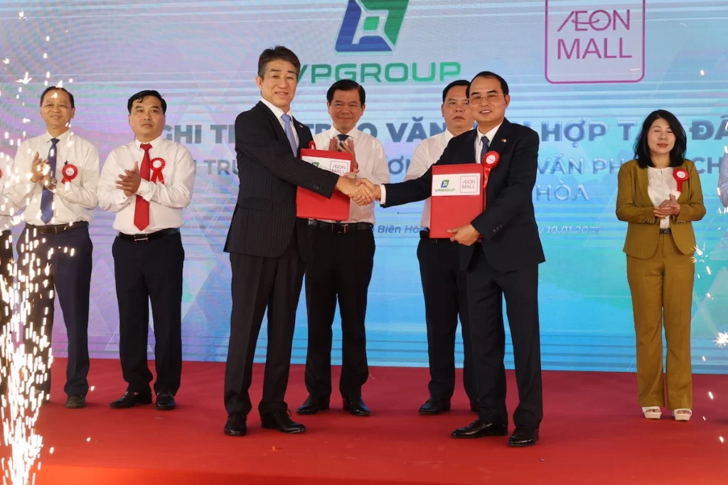 Đại diện Aeon Mall trao quyết định hợp tác với Tập đoàn Việt Phát xây dựng cùng xây dựng trung tâm thương mại, văn phòng cho thuê tại Đồng Nai sáng 10/1. Ảnh: Phước Tuấn