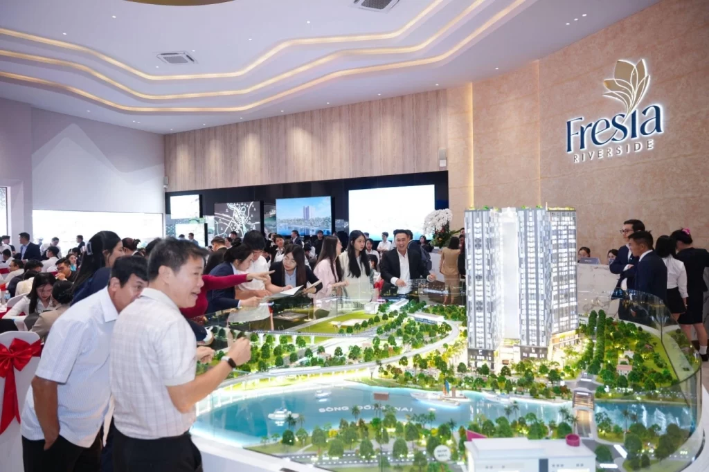 Nhà đầu tư tham quan sa bàn dự án Fresia Riverside. Ảnh: Fresia Riverside