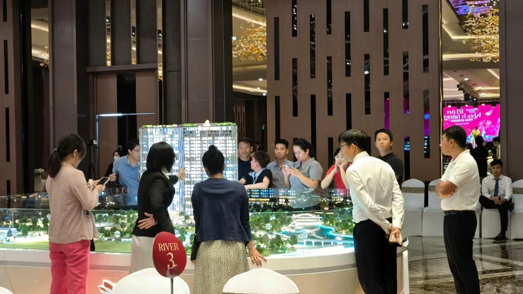 Khách hàng tìm hiểu và đặt cọc căn hộ Upgrade Collection - River 2 ngay tại sự kiện với sự hỗ trợ của đội ngũ chuyên viên tư vấn chuyên nghiệp 